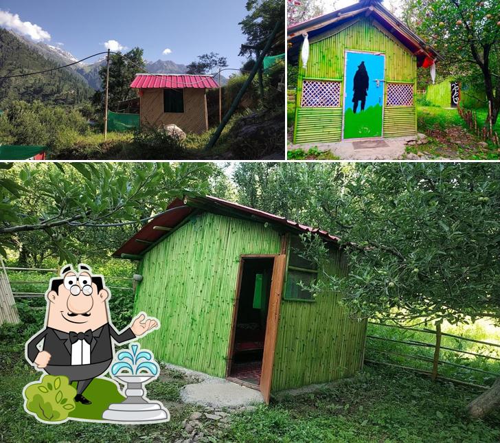 The outside area is an important feature of HAWK EYE HUTS AND CAFE KALGA