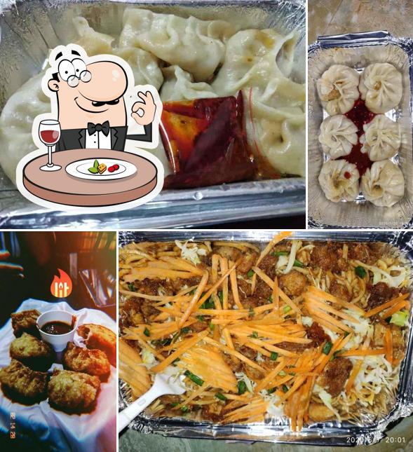 Dumplings, chicken wings and pad thai at Momo Sa-Khang