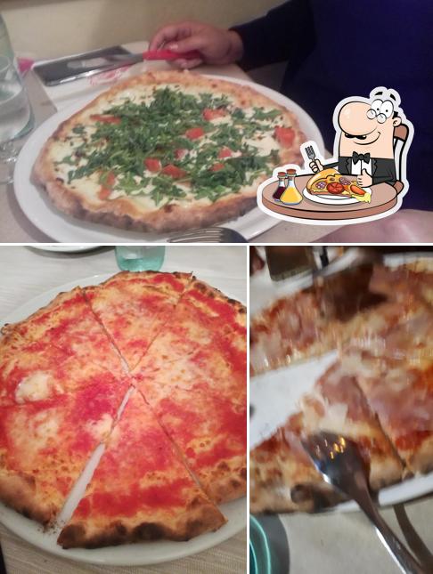A Ristorante Pizzeria Vesuvio, puoi prenderti una bella pizza