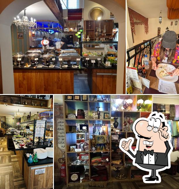 Sente em uma das mesas no Falah Arabian Food