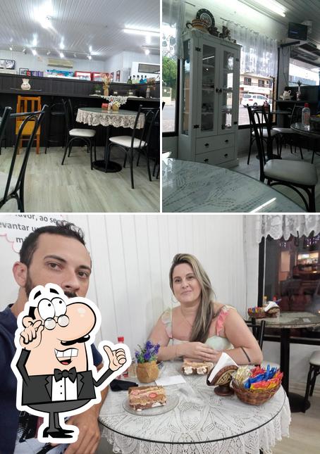 Sente em uma das mesas no Padaria e Café Cristal
