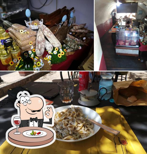 Questa è la immagine che mostra la cibo e interni di Punto vendita Maiale Brado
