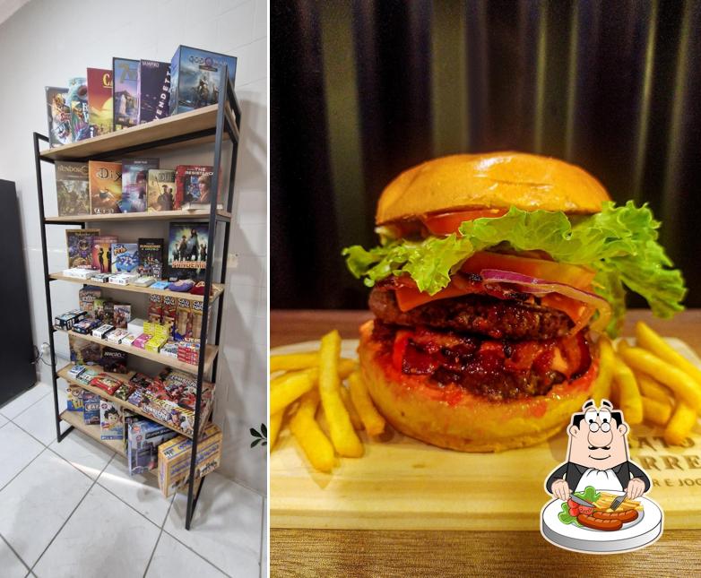 Dê uma olhada a ilustração mostrando comida e interior no Gato Guerreiro Bar e Jogos