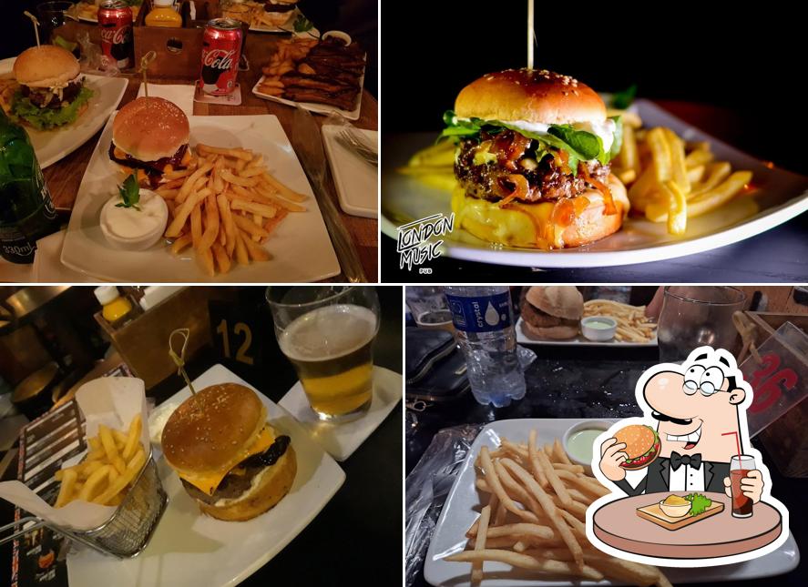 Consiga um hambúrguer no London Music Pub