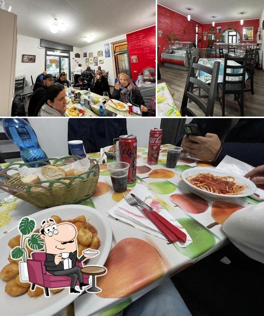 Siediti a un tavolo di TRATTORIA DA MARIA