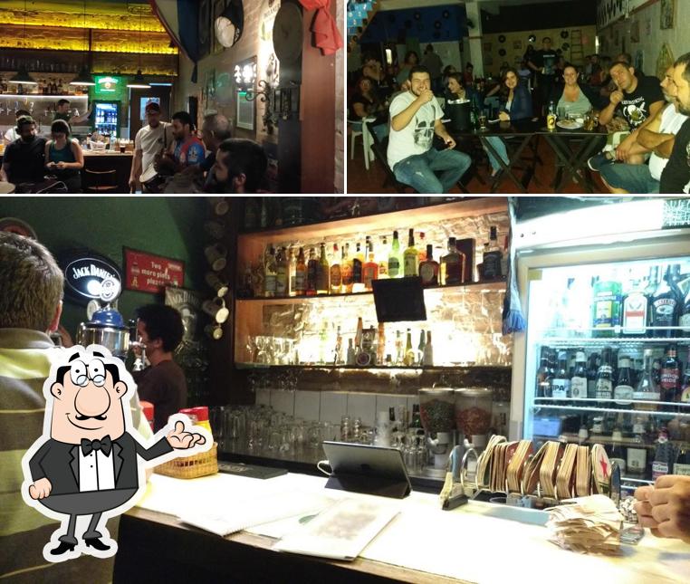 Sente em uma das mesas no Deep Bar 611