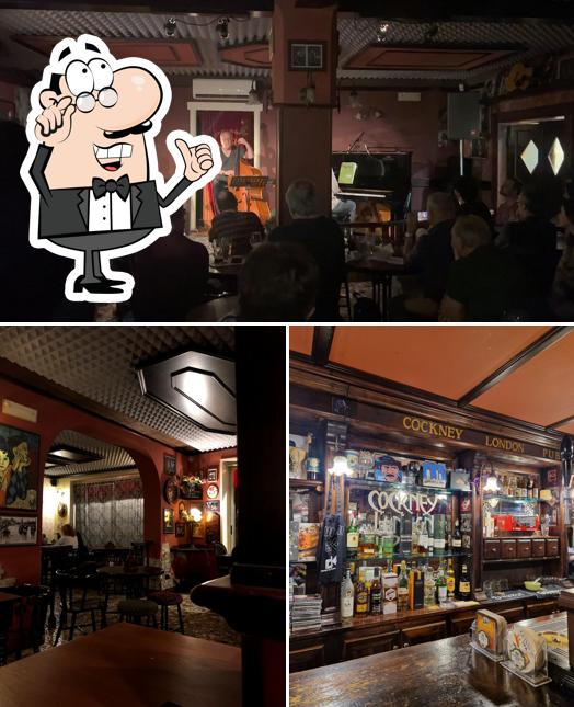 Siediti a un tavolo di Cockney London Pub 1997