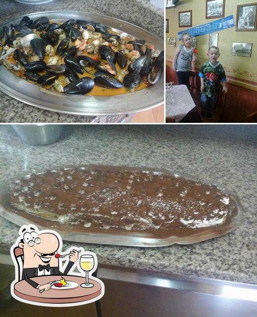 La immagine della cibo e interni di rιѕтorαɴтe e pιzzerια lo ѕғιzιeттo ғ.llι lerro αddè ɢυαɢlιυɴ Naples