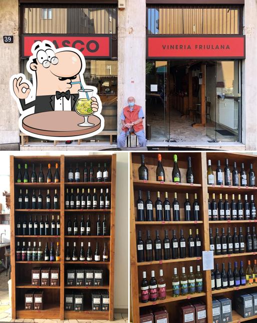 Dai un’occhiata alla foto che mostra la bevanda e esterno di FIASCO Vineria Friulana