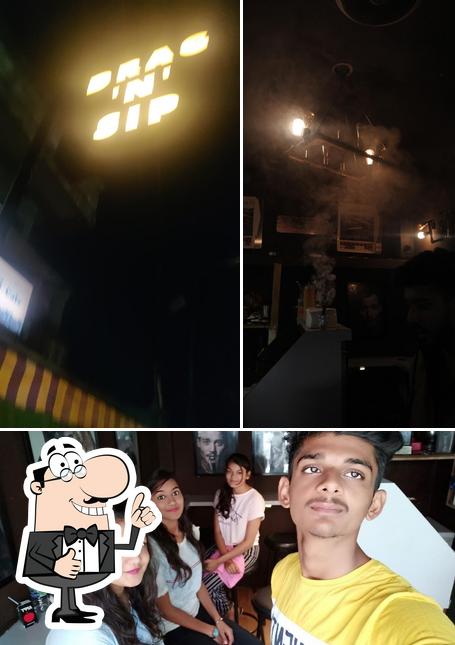 See this pic of Drag n Sip