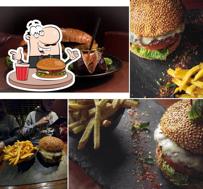 Prova un hamburger a Manhattan Café