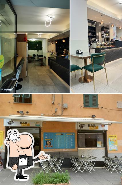 Gli interni di Poke Bar Fan