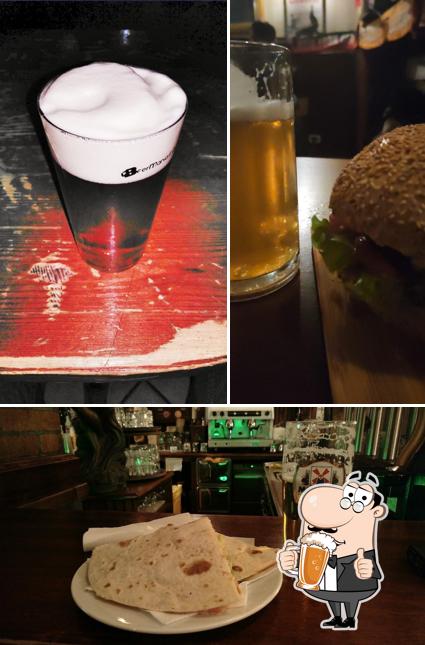 Puoi prenderti un rinfrescante bicchiere di birra chiara o scura