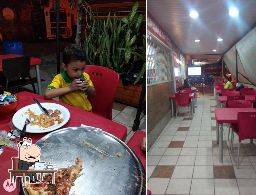 Sente em uma das mesas no Companhia da Pizza