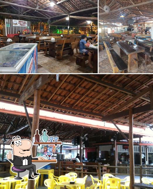 Sente em uma das mesas no Dom Cabral Grill & Self-Service