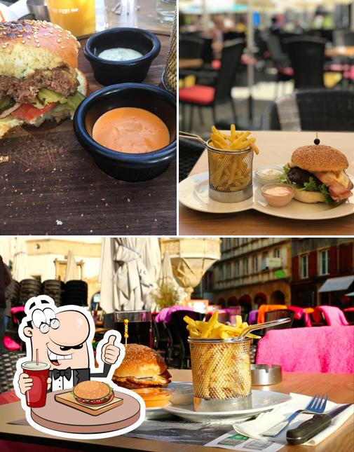 Prenditi un hamburger a Prestige Bar & Club
