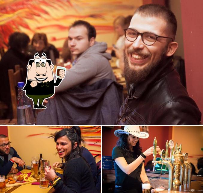 Goditi un drink a Phoenix Risto-Pub