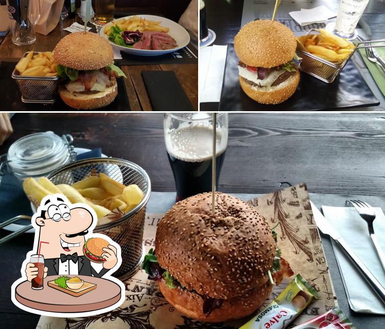 Gustati uno dei tipi di hamburger proposti a La Birreria