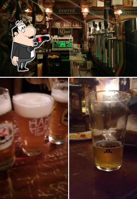 Tra le varie cose da The Bridge Pub si possono trovare la bevanda e esterno