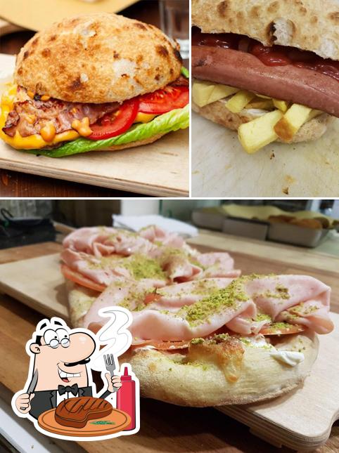 Ordina i un pasto a base di carne a Pizza Factory di Roma