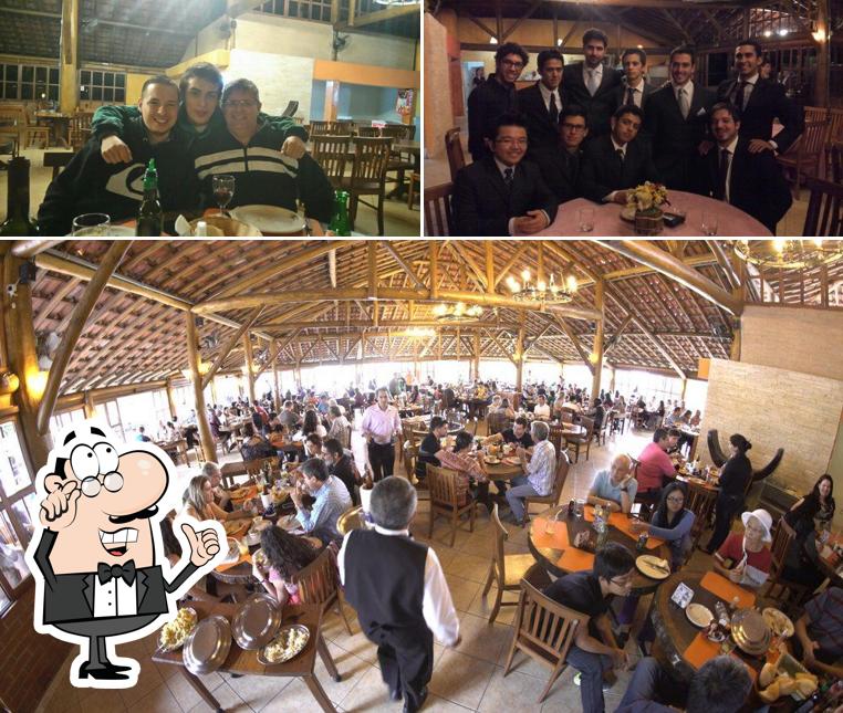 Entre diferentes coisas, interior e comida podem ser encontrados no Churascaria São Bento