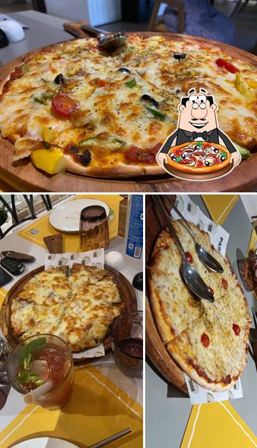 Try out pizza at Parkside at The Green Park
