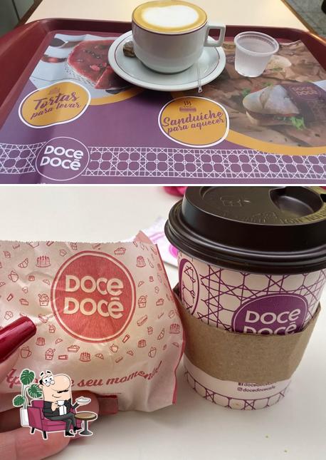 Sente em uma das mesas no Doce Docê Café Bourbon Canoas