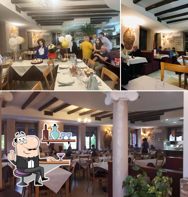 Siediti a un tavolo di Le Rose