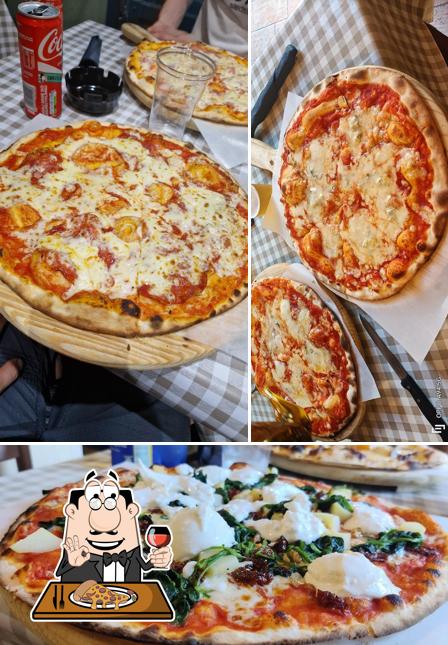 Prenditi una pizza a Pizzeria Della Regina