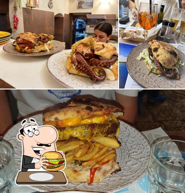 Pizzosteria L'isola che non c'è propone un'ampia gamma di opzioni per gli amanti dell'hamburger