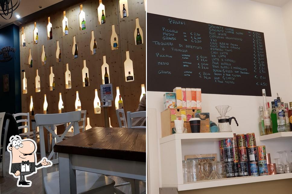 Gli interni di FILÒ specialty coffee, cicchetti, vino & cocktail