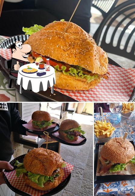 Concediti un bell'hamburger a IN or OUT Food & Bar - Pizzeria - Piadineria - Hamburgeria - Ristorante