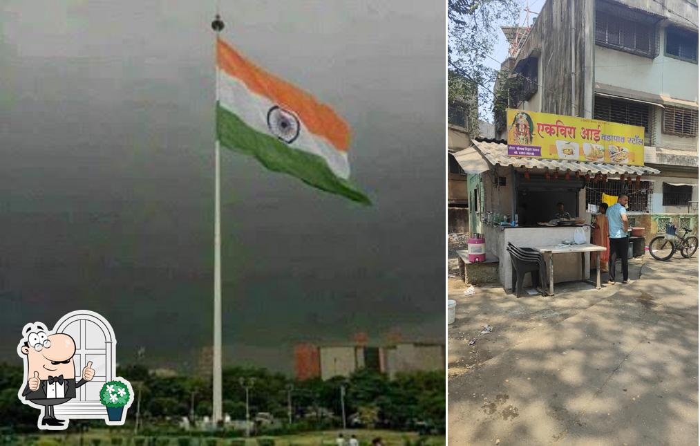 The exterior of Chachad Vadapav