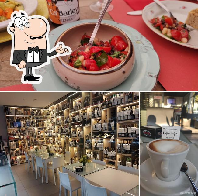 Dai un’occhiata alla immagine che presenta la interni e cibo di Cafè Del Mar