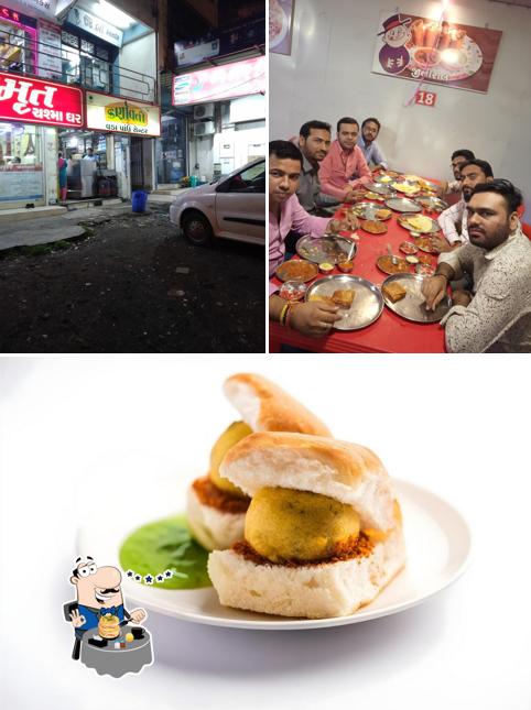 Meals at Karnavati Vadapav Centre