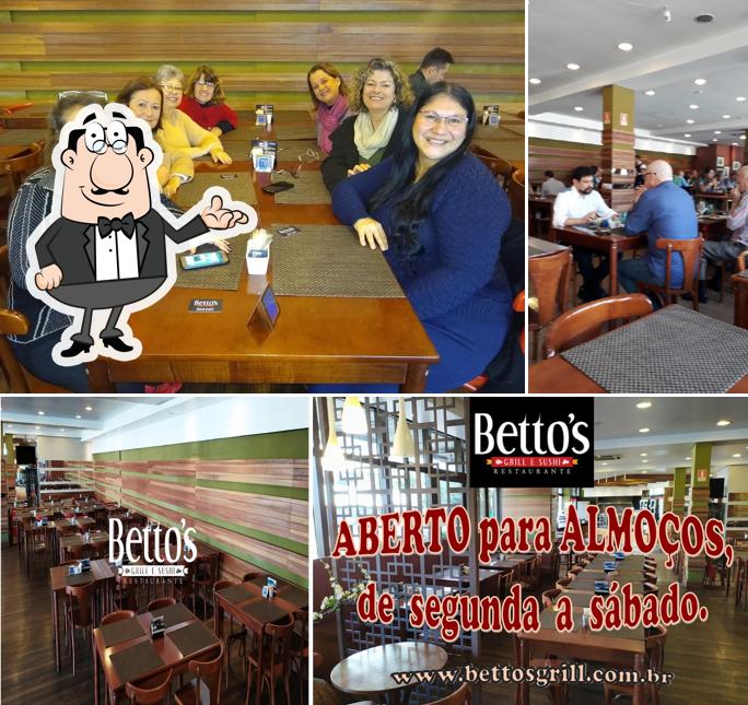 O interior do Betto's Grill
