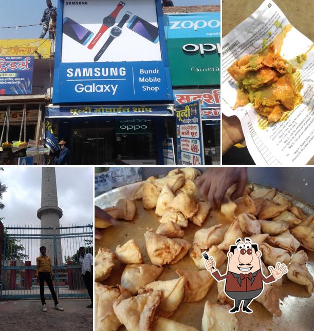 Food at Mangi Lal Samosa Center