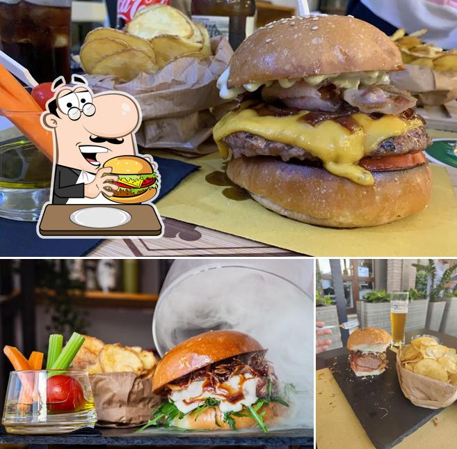 Ordina un hamburger a COCO BAR