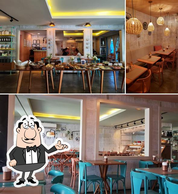 Sente em uma das mesas no Las Nenas Bistrô