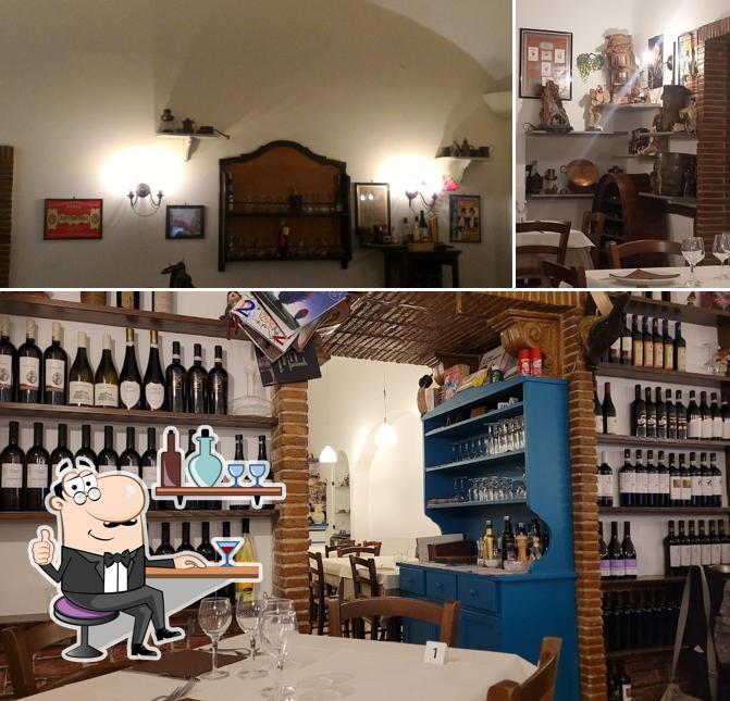 Dai un'occhiata agli interni di L'Osteria