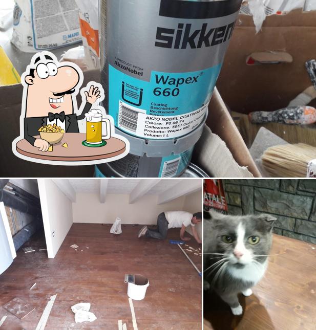 Puoi ordinare un rinfrescante bicchiere di birra chiara o scura