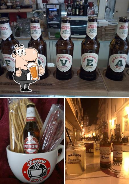 Puoi ordinare un rinfrescante bicchiere di birra chiara o scura