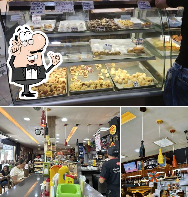 Sente em uma das mesas no Padaria Sagres