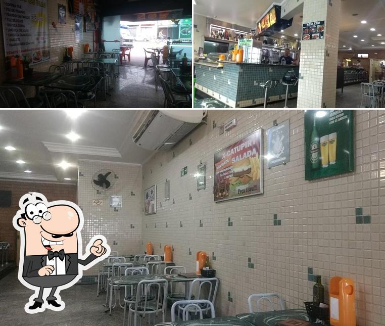 Sente em uma das mesas no Panificadora e Confeitaria 2 Corações