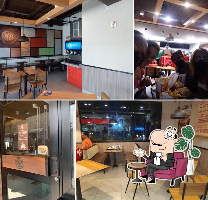 Sente em uma das mesas no Burger King