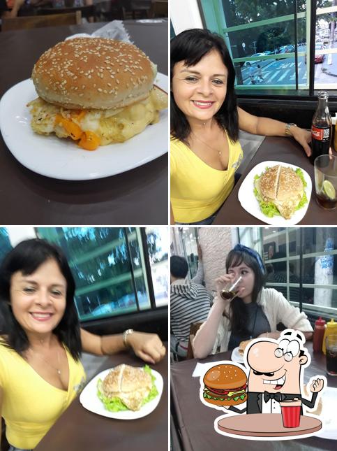 Experimente um dos hambúrgueres disponíveis no Nasal Lanches