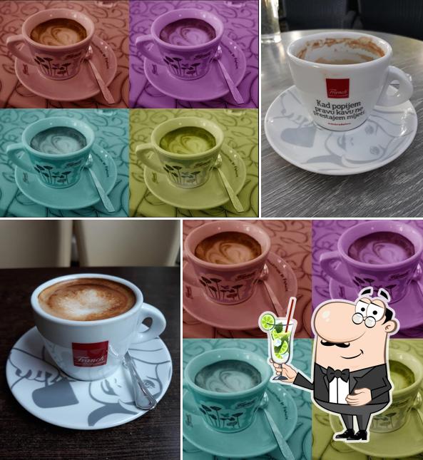 Goditi un drink a Caffe Akademija