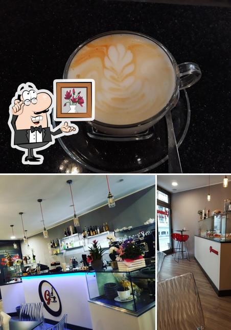 Dai un’occhiata alla immagine che presenta la interni e bevanda di Bar Glamour L' arte del caffe'