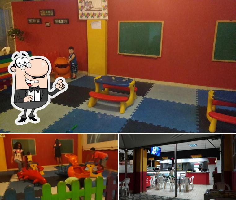 Sente em uma das mesas no Escondidinho Lanches