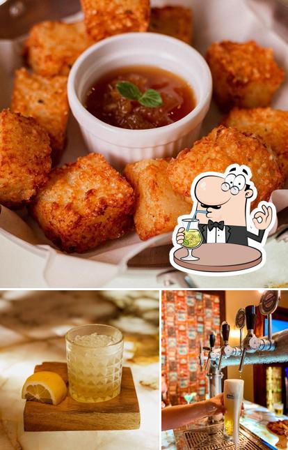 A imagem da bebida e comida no Premium Lounge